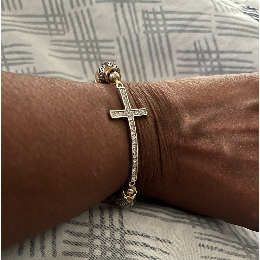 Stretchy bracelet w/ faux silver, gold and crystal beads.